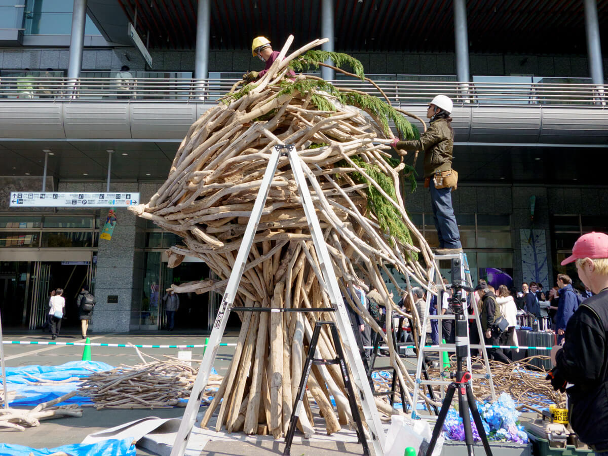 春と再生 — 流木を積み上げる制作チームの作業風景