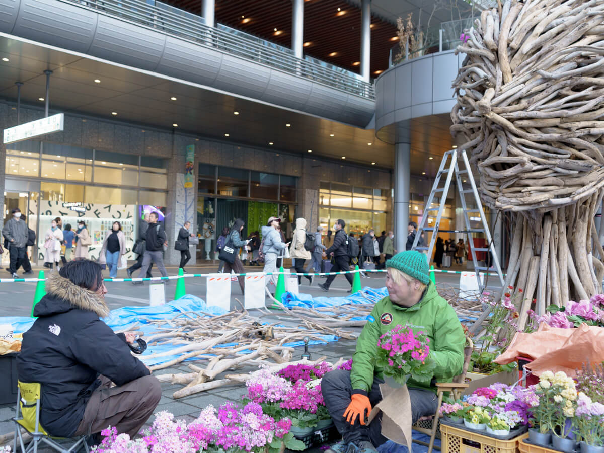 春と再生 — 制作メンバーによる花の装飾作業
